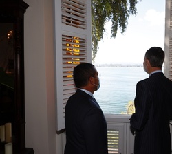 Don Felipe, acompañado del Gobernador de Puerto Rico, recorre las instalaciones de la Fortaleza